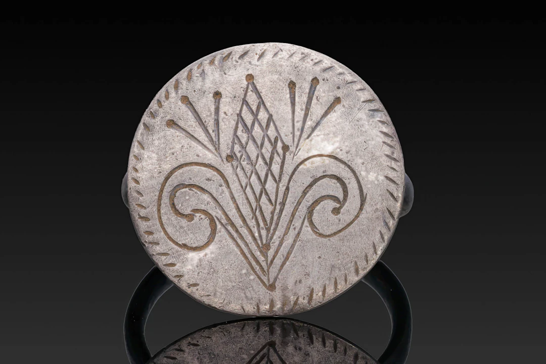 LATE MEDIEVAL SILVER RING WITH FLEUR DE LIS
