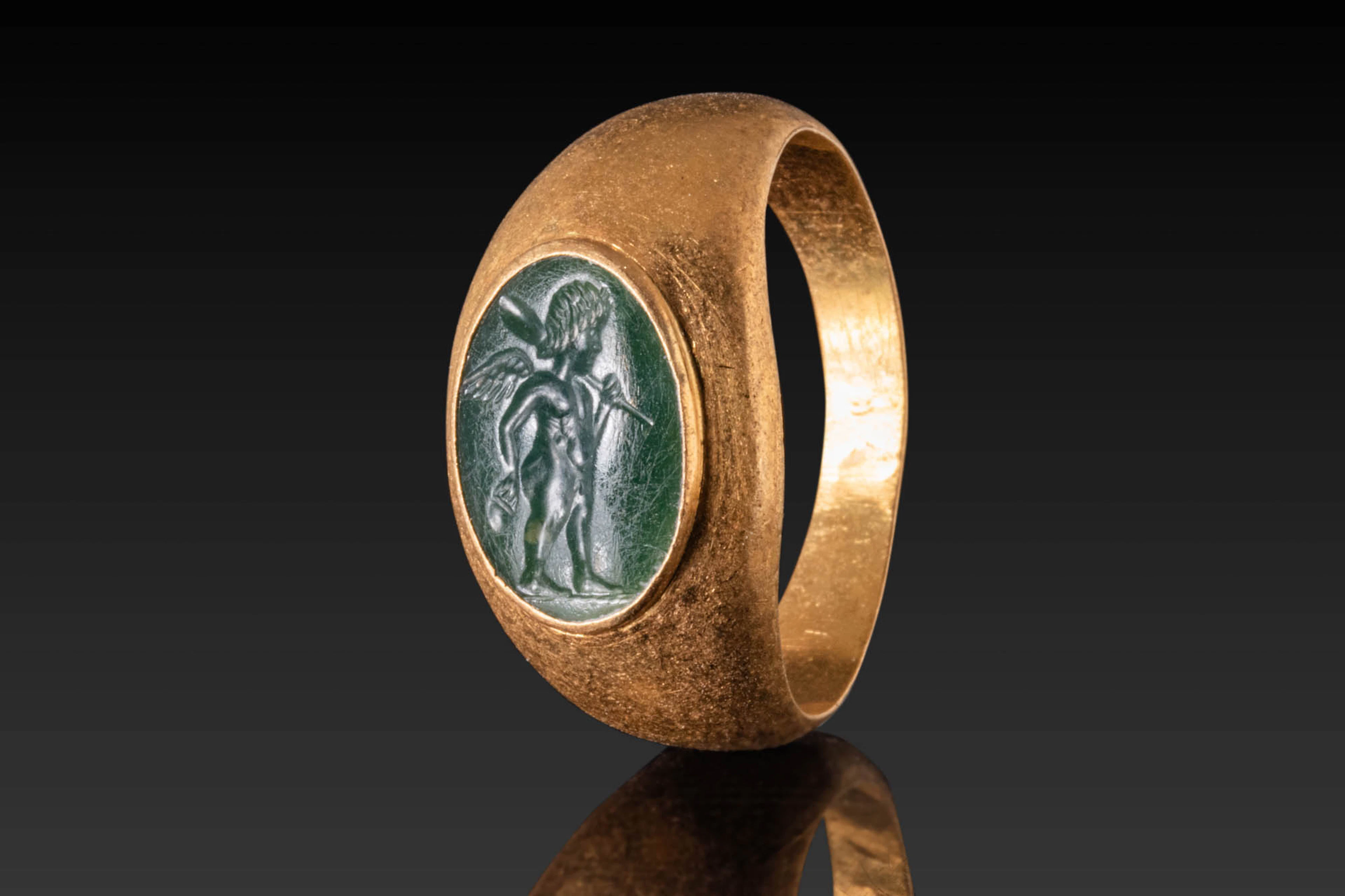 ROMAN CHALCEDONY INTAGLIO DEPICTING CUPID IN HIGH KARAT GOLD RING