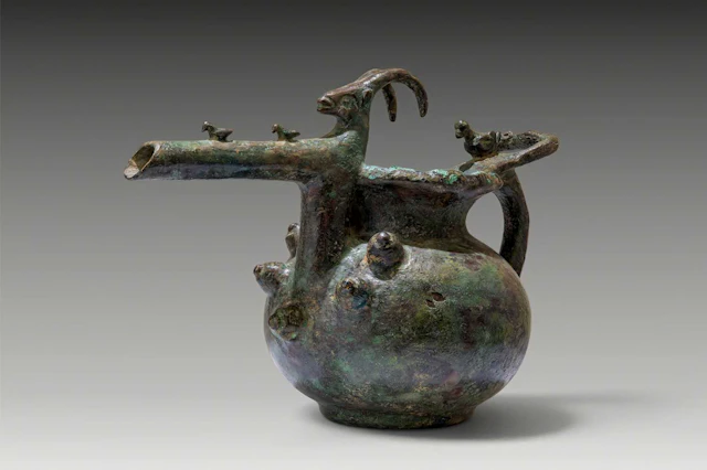 RARE AMLASH BRONZE POURING VESSEL WITH ANIMAL PROTOMES