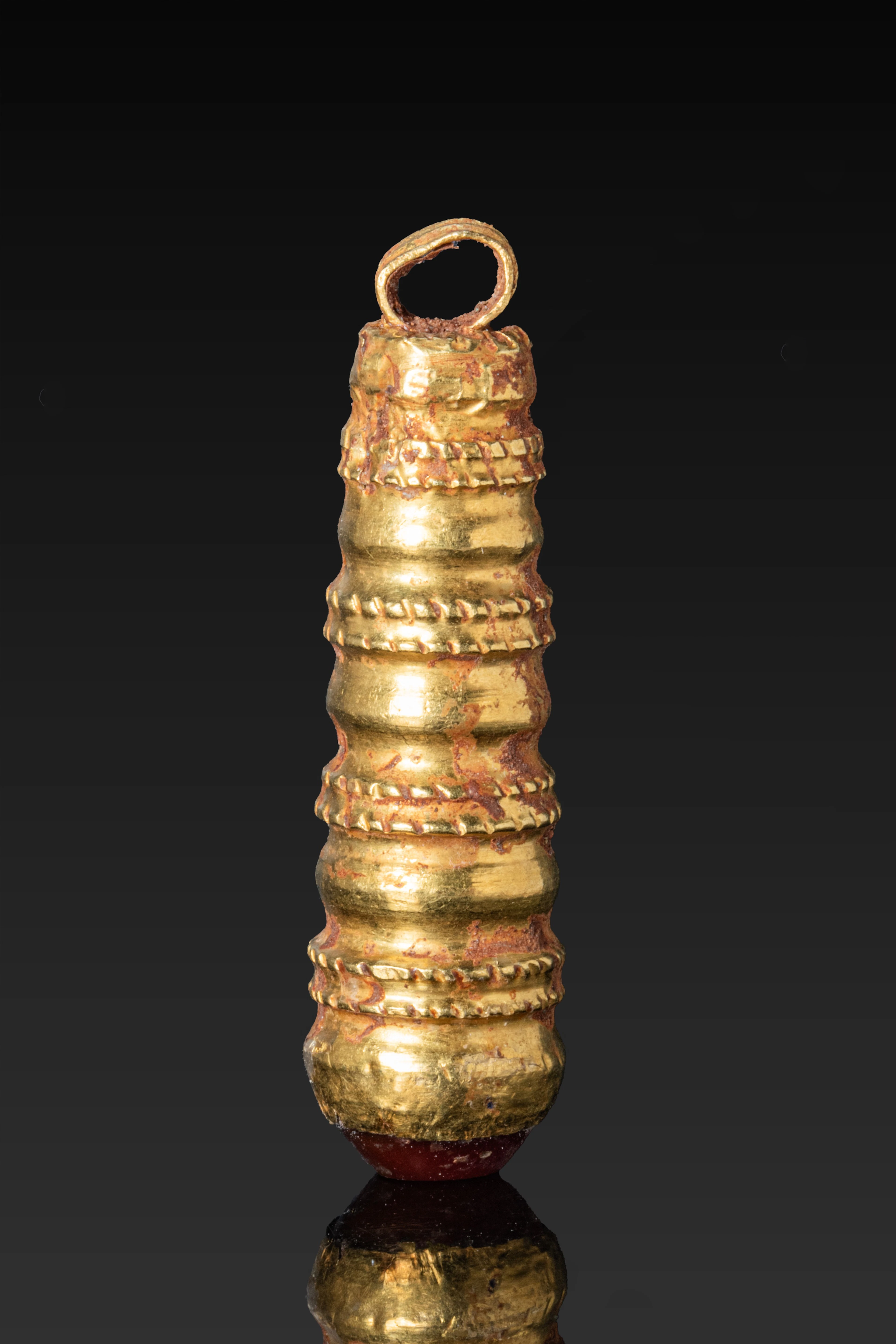 GRAECO-BACTRIAN GOLD PENDANT WITH CABOCHON