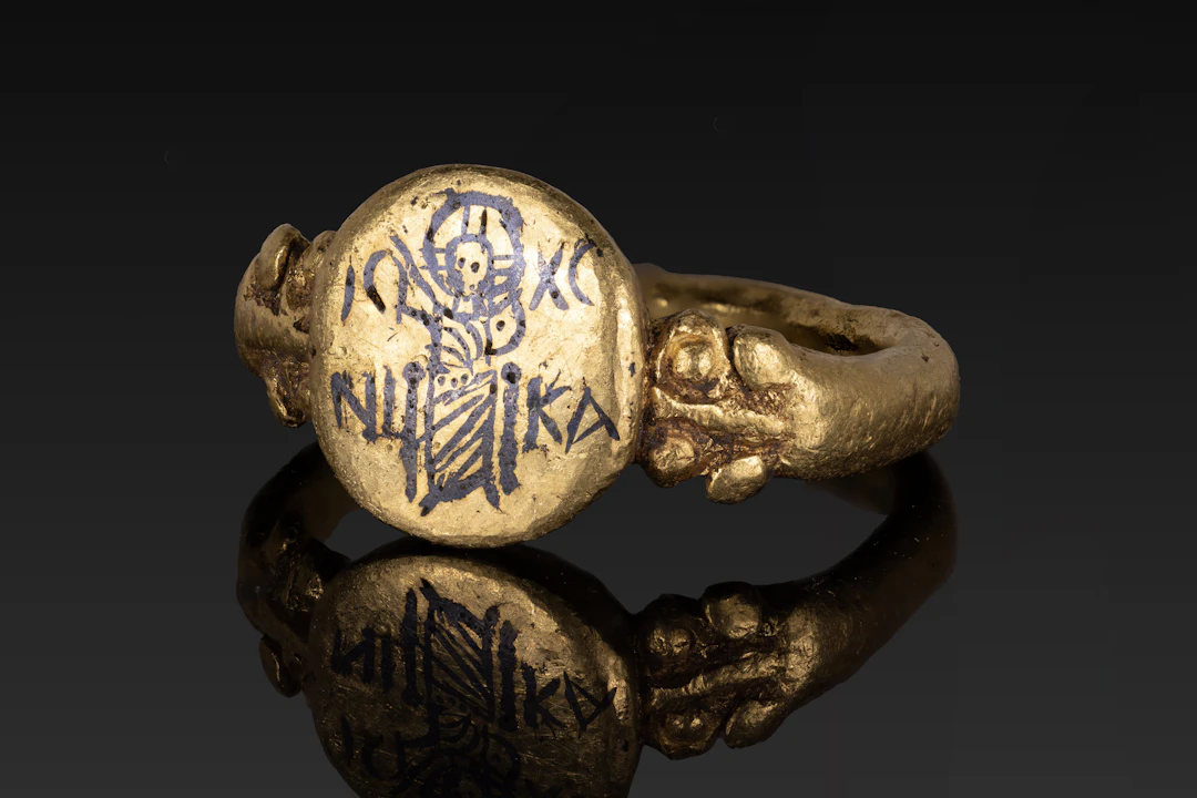 BYZANTINE GOLD AND NIELLO RING WITH SEATED CHRIST AND INSCRIPTION