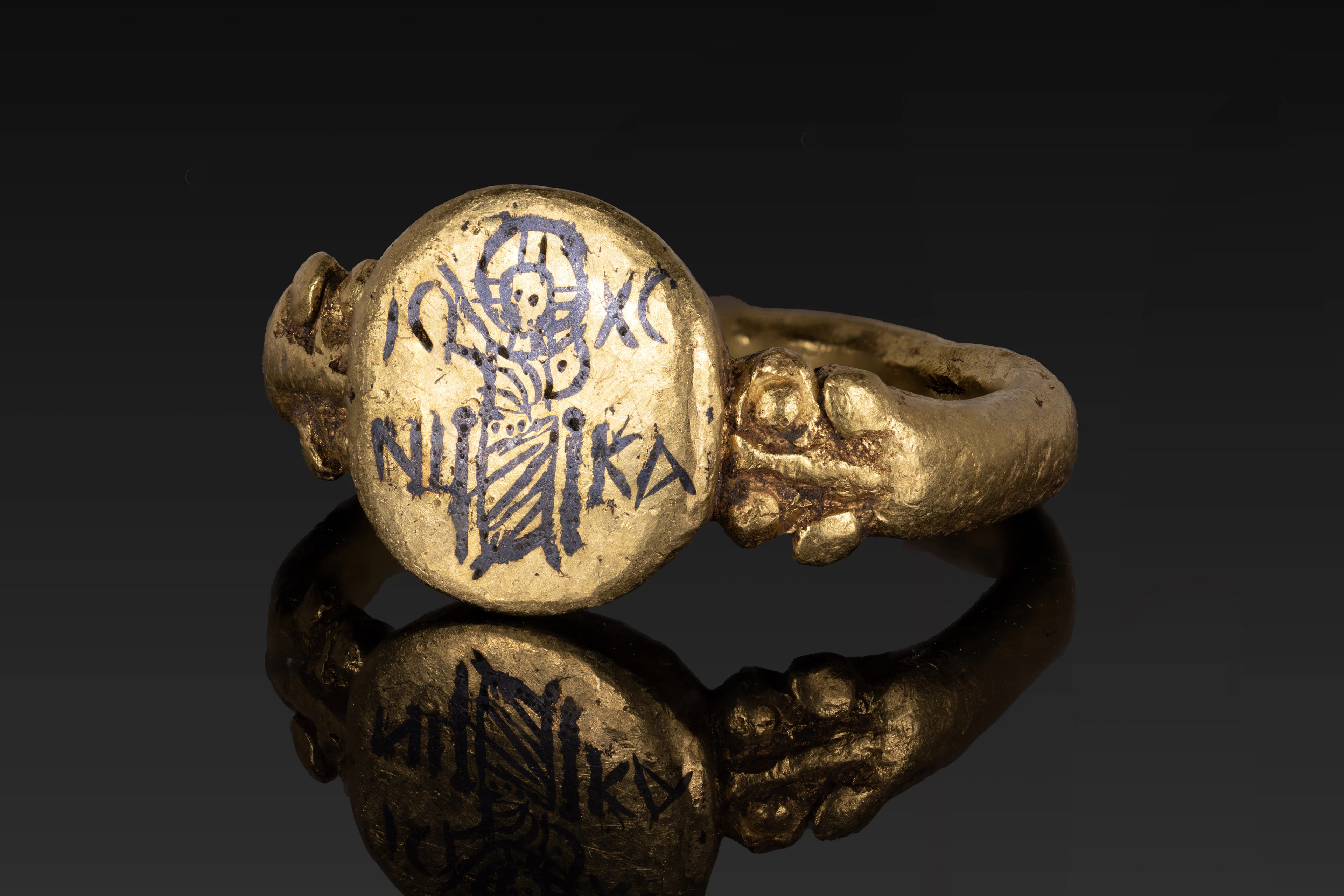 BYZANTINE GOLD AND NIELLO RING WITH SEATED CHRIST AND INSCRIPTION