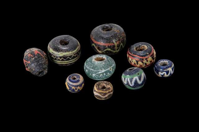 COLLECTION OF GRAECO-ROMAN GLASS BEADS WITH ZIG-ZAG MOTIFS