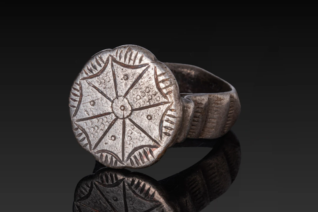 MEDIEVAL SILVER RING WITH A STYLISED FLOWER