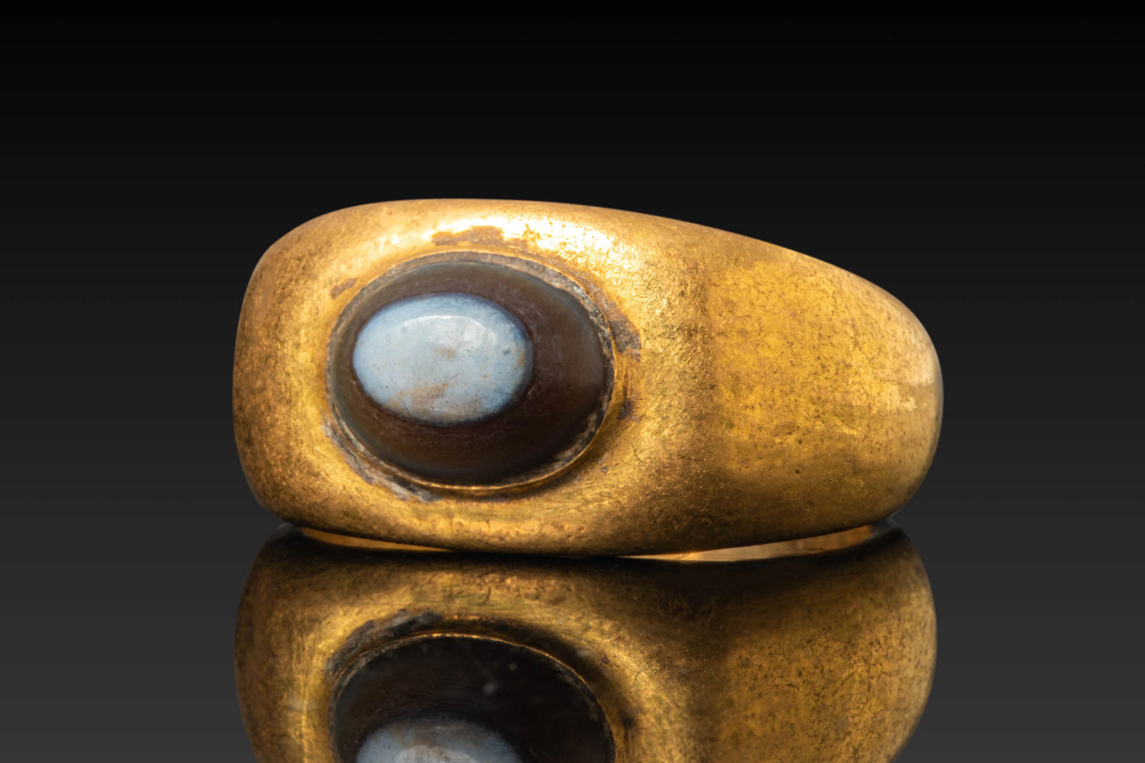 ROMAN HIGH KARAT GOLD RING WITH BANDED AGATE