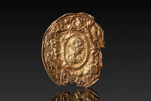 LATE ROMAN HIGH KARAT GOLD APPLIQU� WITH PORTRAIT OF JULIA DOMNA