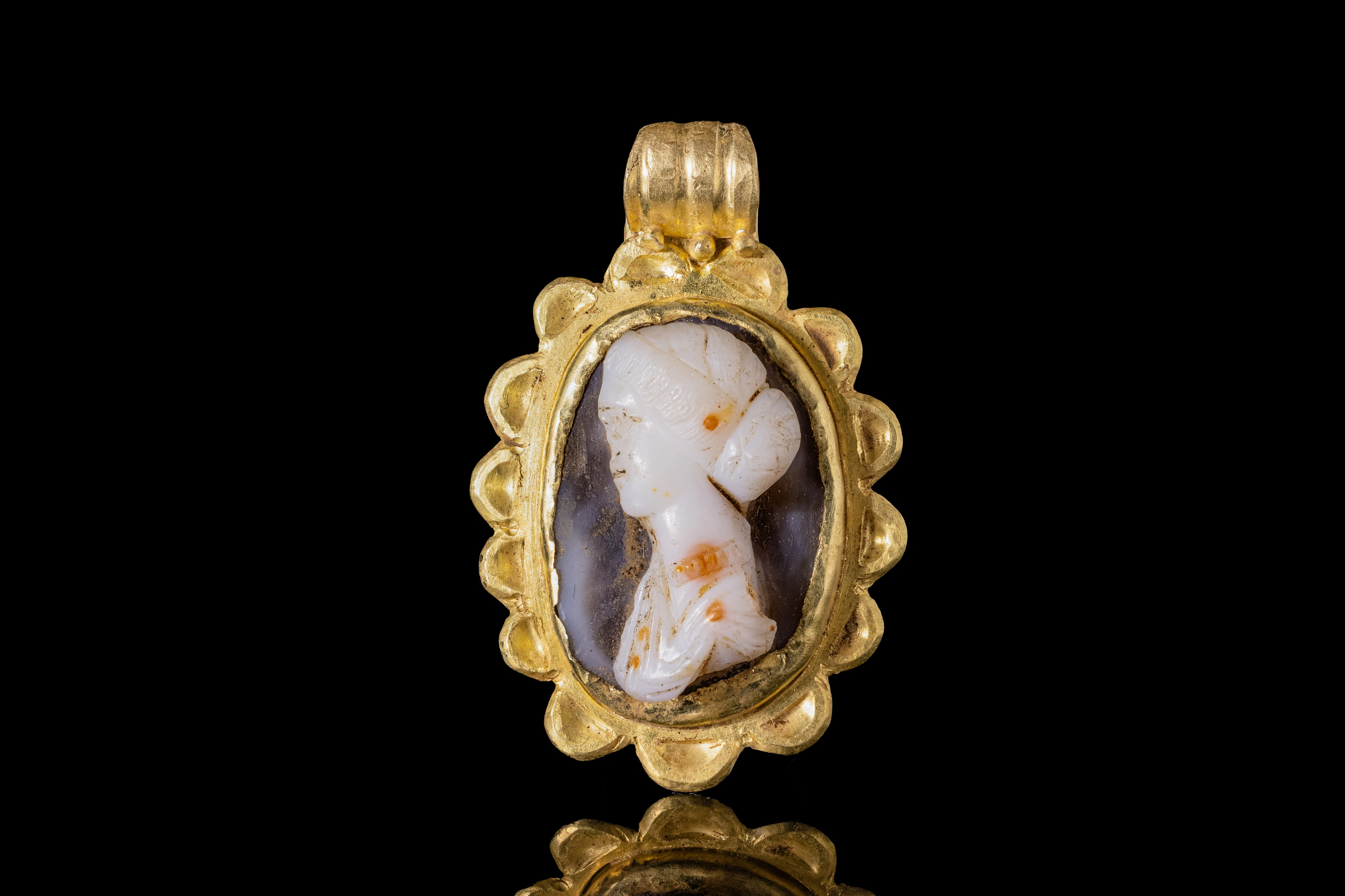 ROMAN GOLD PENDANT WITH AGATE CAMEO OF EMPRESS JULIA DOMNA