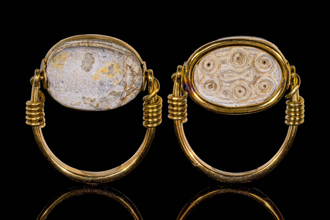 EGYPTIAN STEATITE SCARAB WITH CONCENTRIC CIRCLES IN SWIVEL GOLD RING