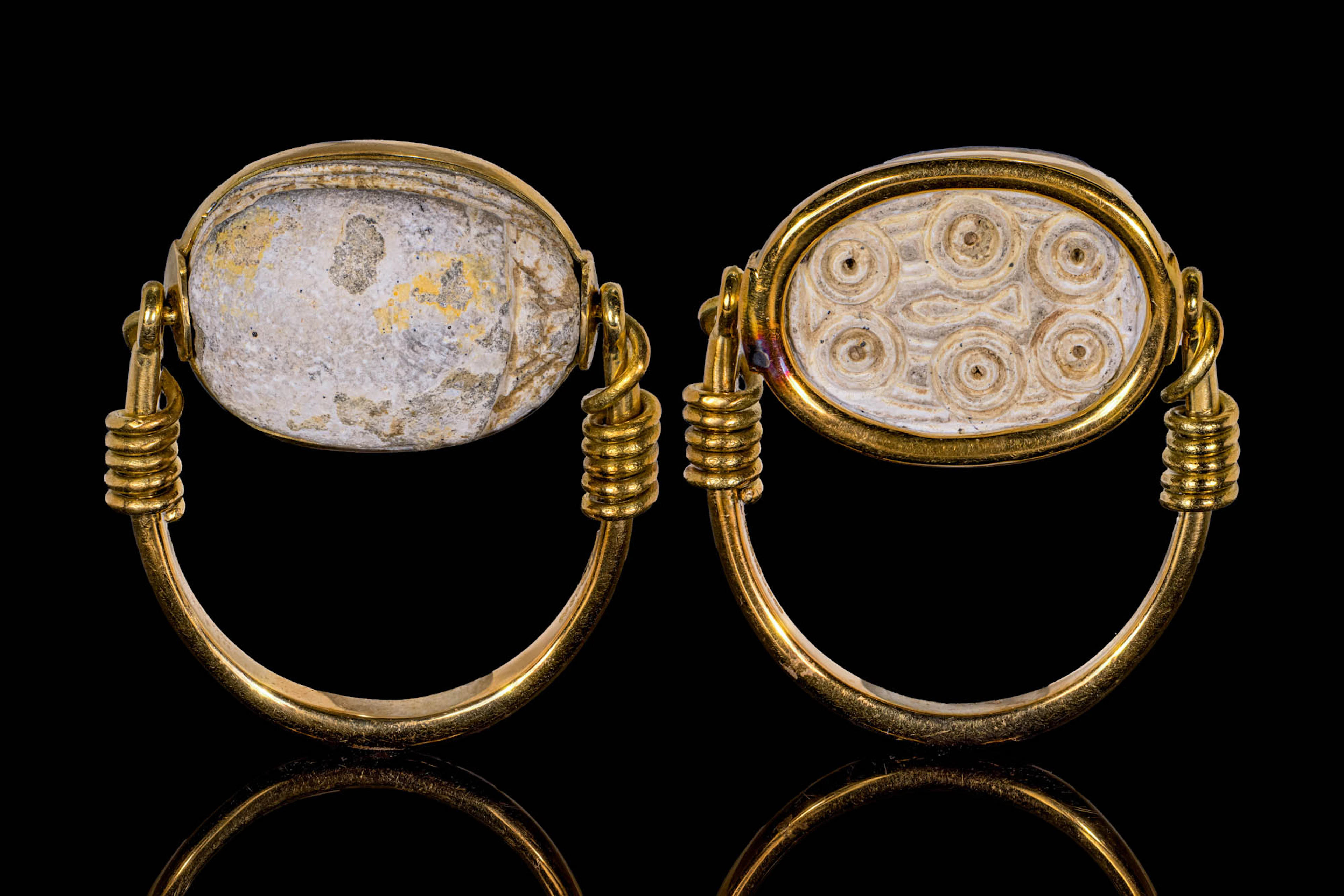 EGYPTIAN STEATITE SCARAB WITH CONCENTRIC CIRCLES IN SWIVEL GOLD RING