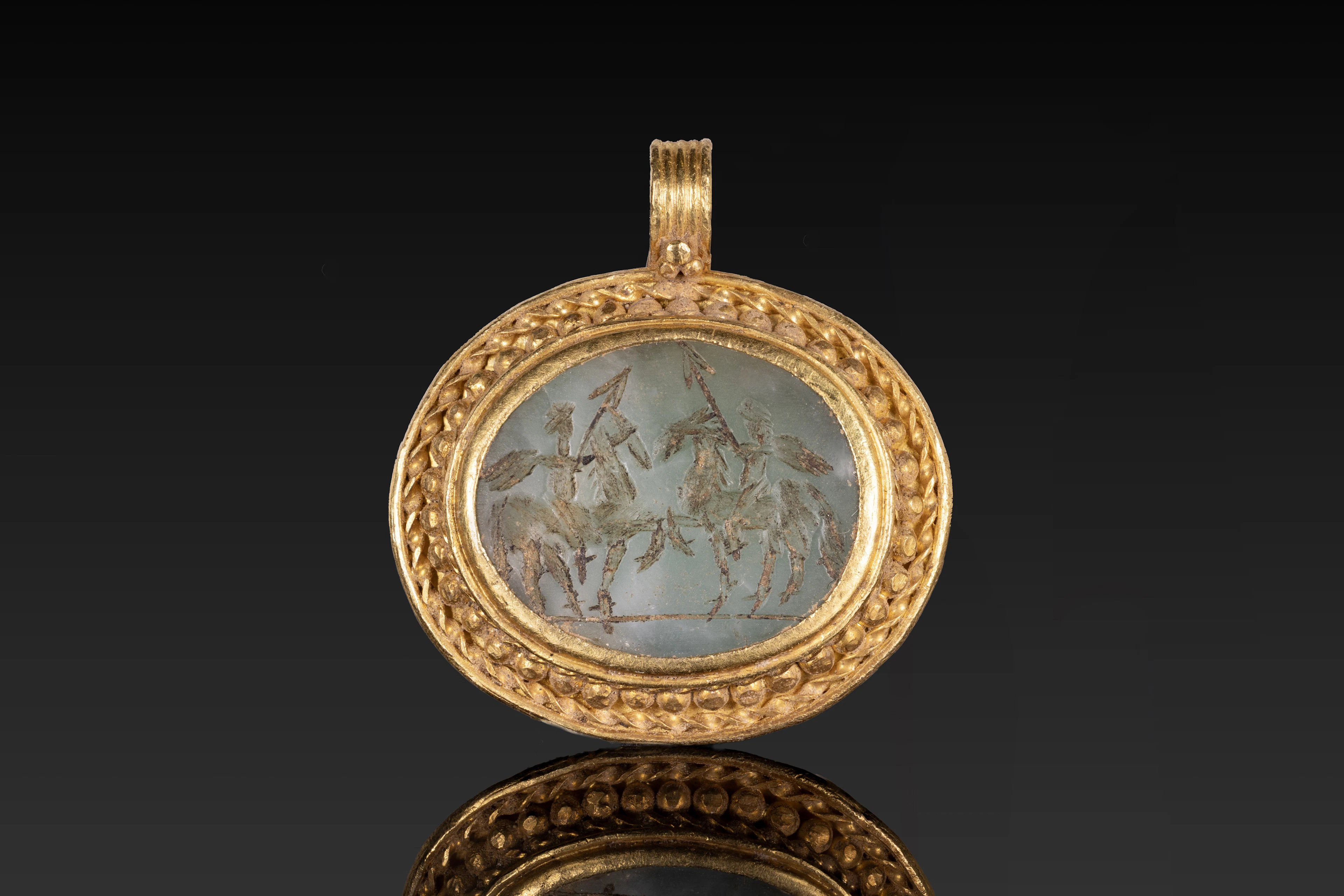 ROMAN GOLD AND MALACHITE PENDANT DEPICTING EROTES RIDING HORSES AND