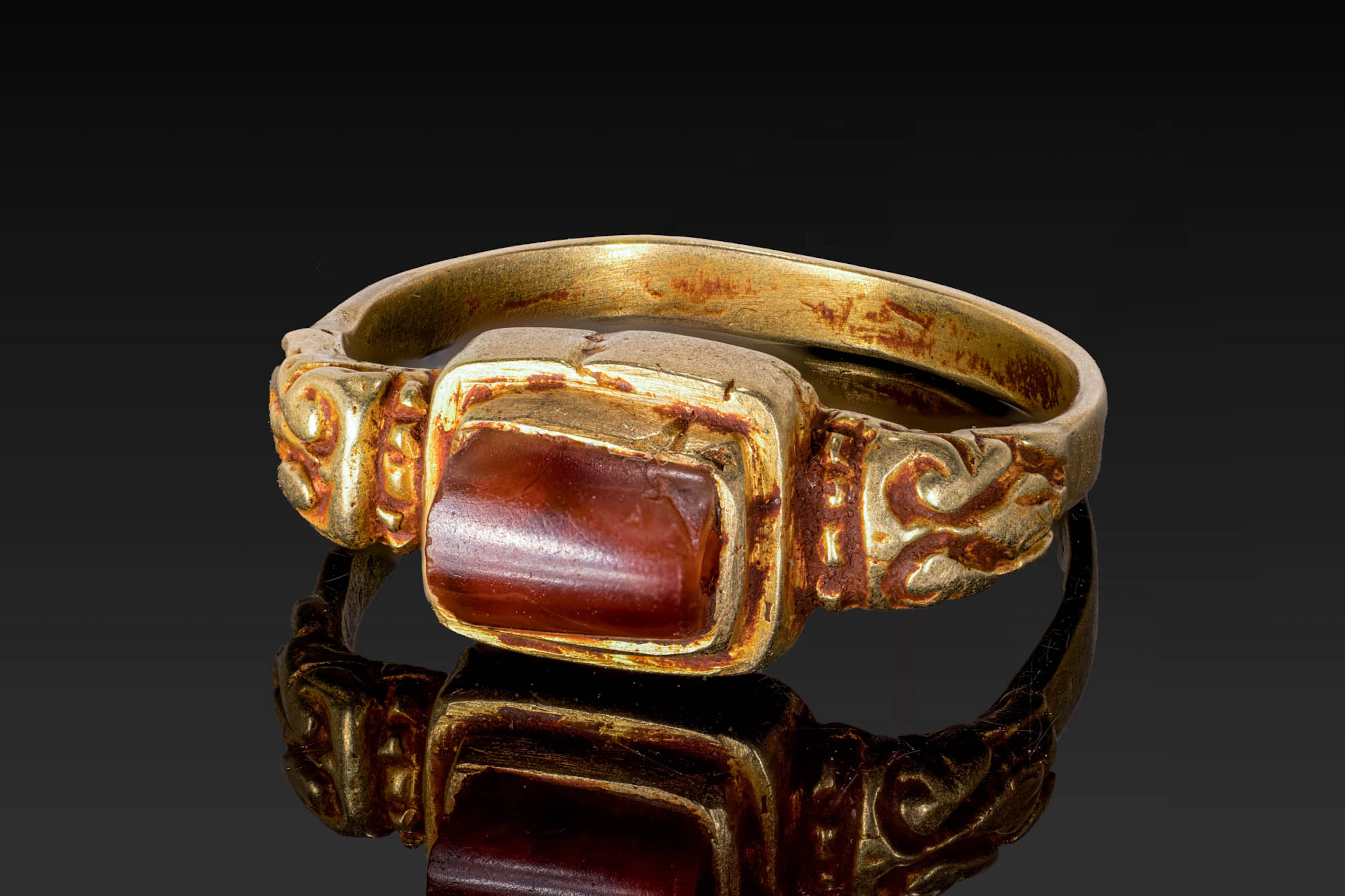 MEDIEVAL GOLD RING WITH LARGE AGATE CABOCHON