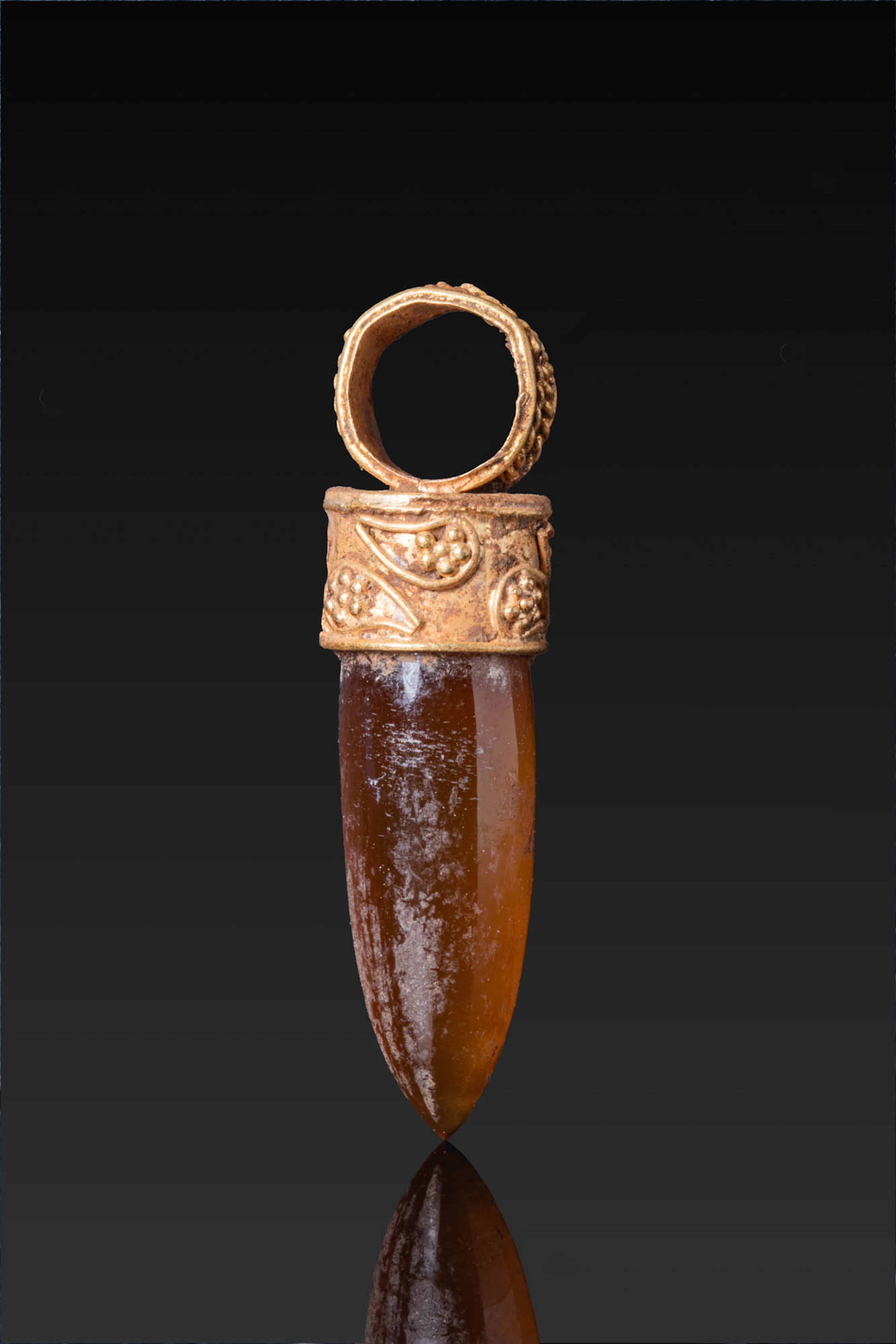 HELLENISTIC HIGH KARAT GOLD PENDANT WITH CARNELIAN
