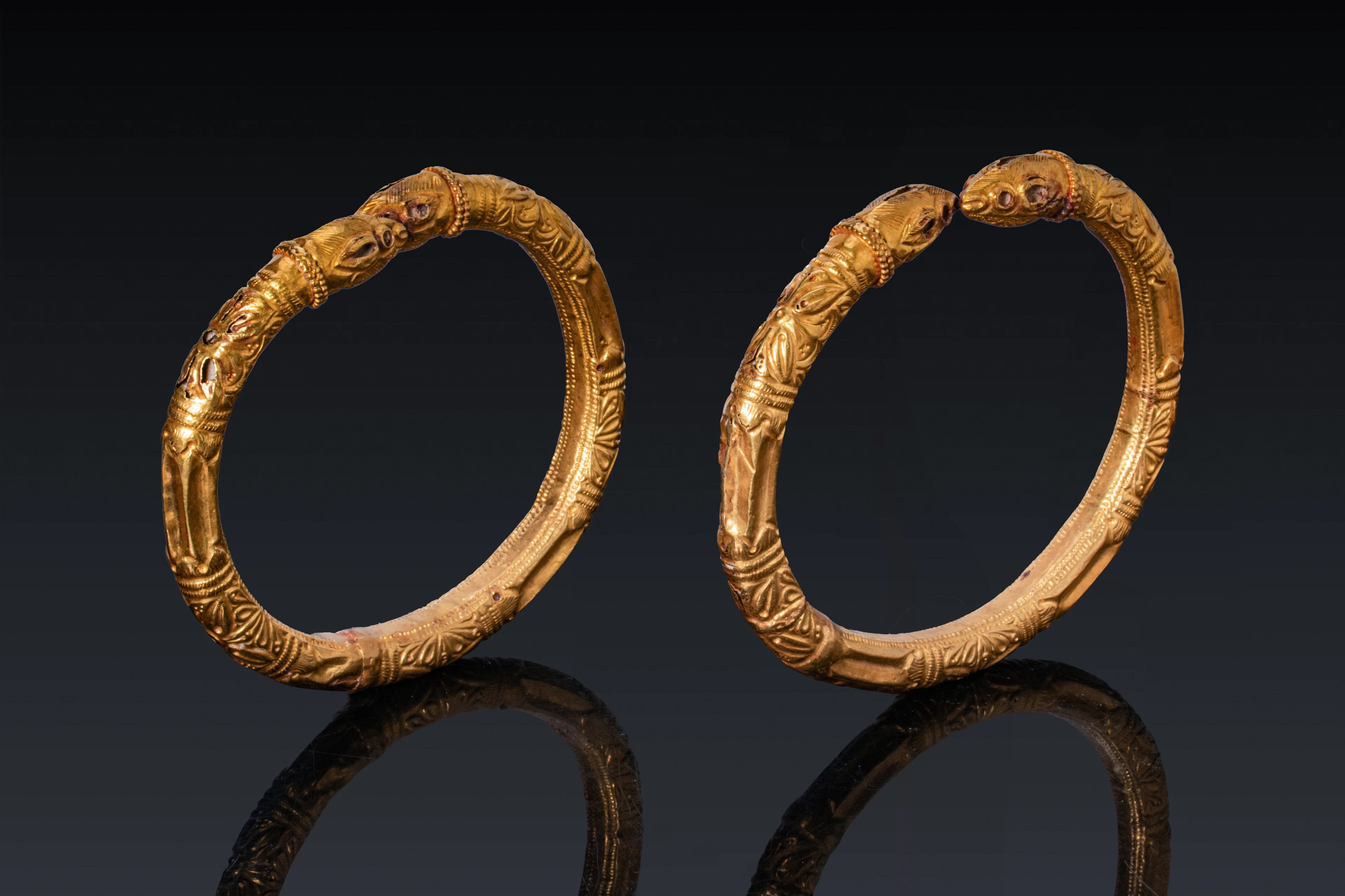 PAIR OF STUNNING GREEK PERIOD GOLD BRACELETS WITH ANIMAL HEAD FINIALS