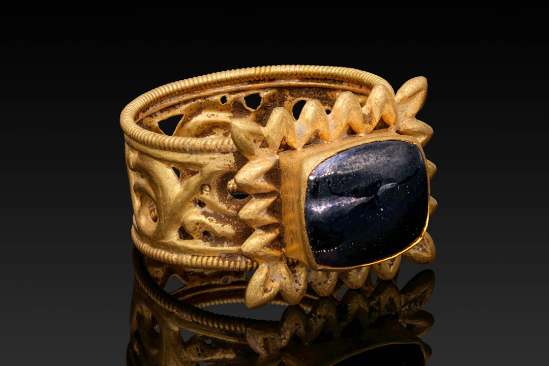 MEROVINGIAN GOLD OPENWORK RING WITH DARK STONE