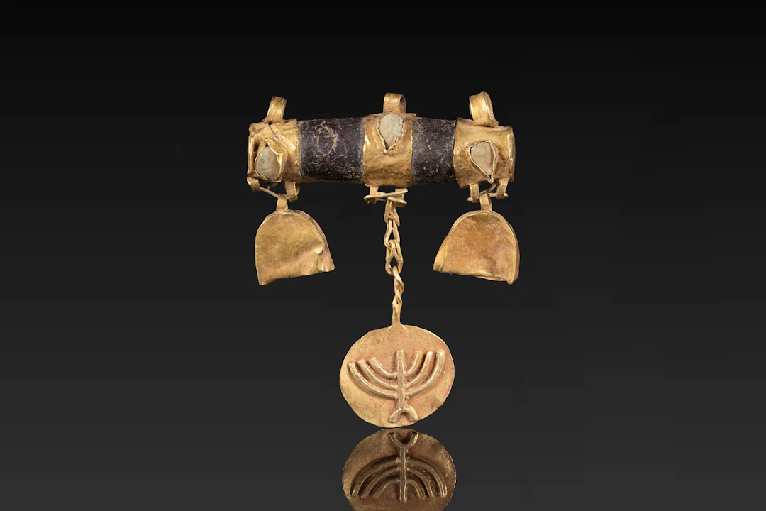 ROMANO-JEWISH GOLD AND AGATE PENDANT WITH MENORAH