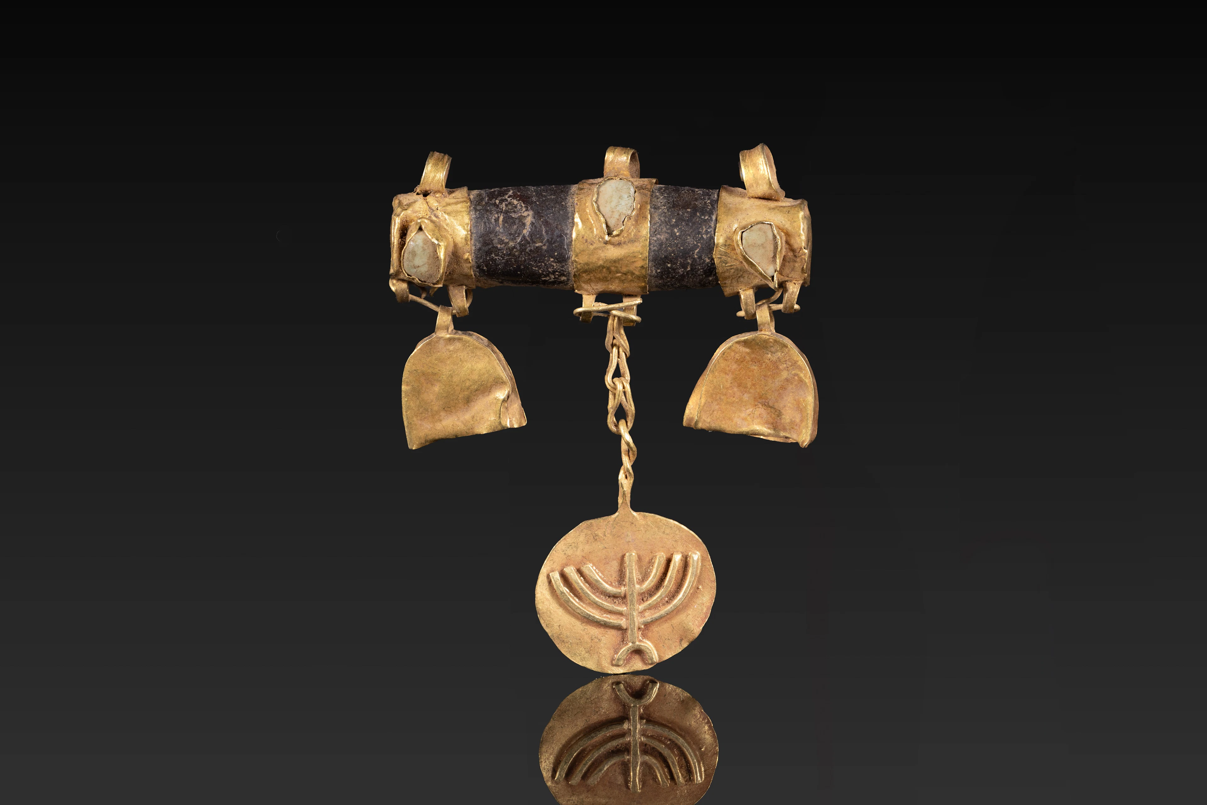 ROMANO-JEWISH GOLD AND AGATE PENDANT WITH MENORAH
