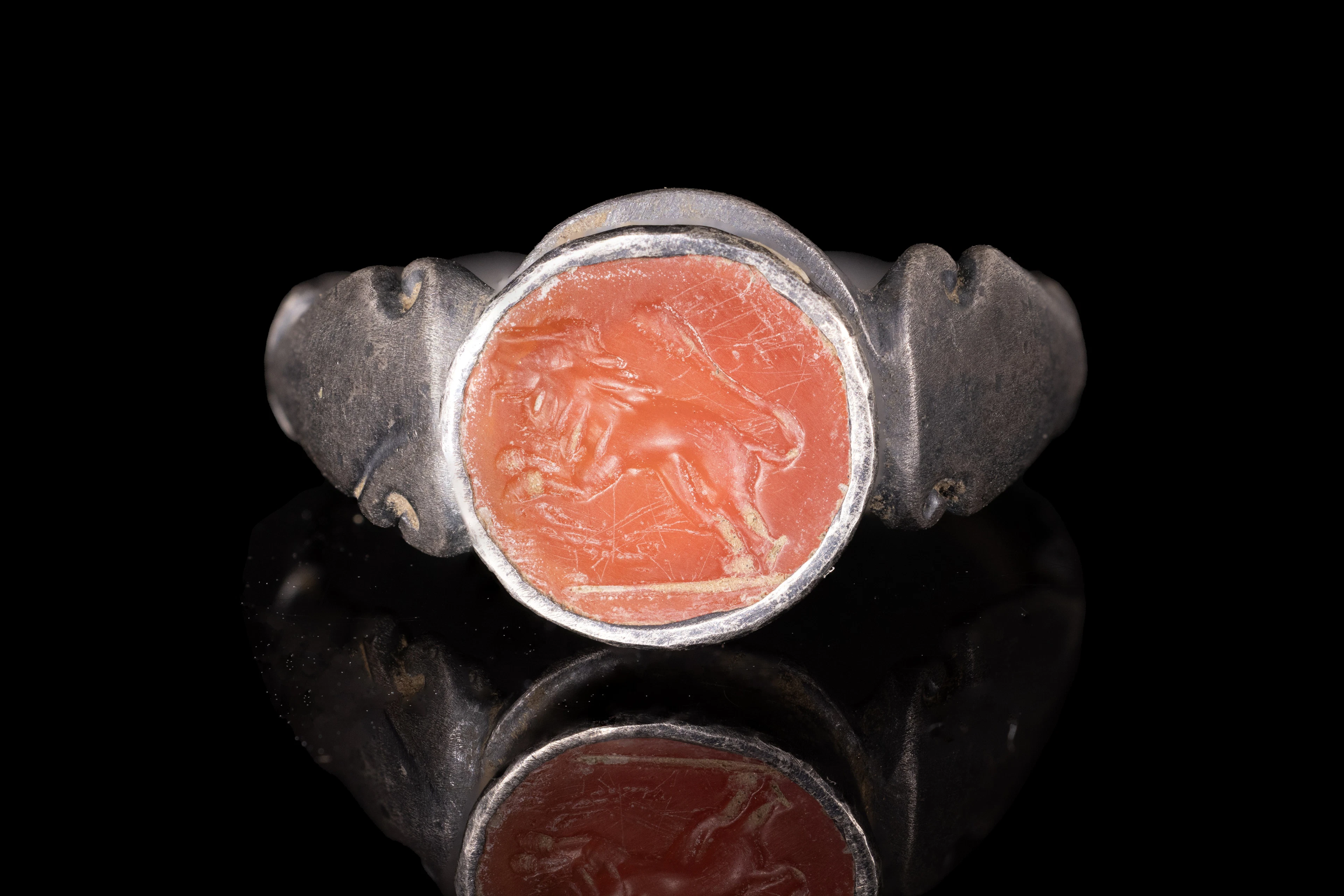 ROMAN CARNELIAN INTAGLIO WITH RAMPANT LION IN SILVER RING