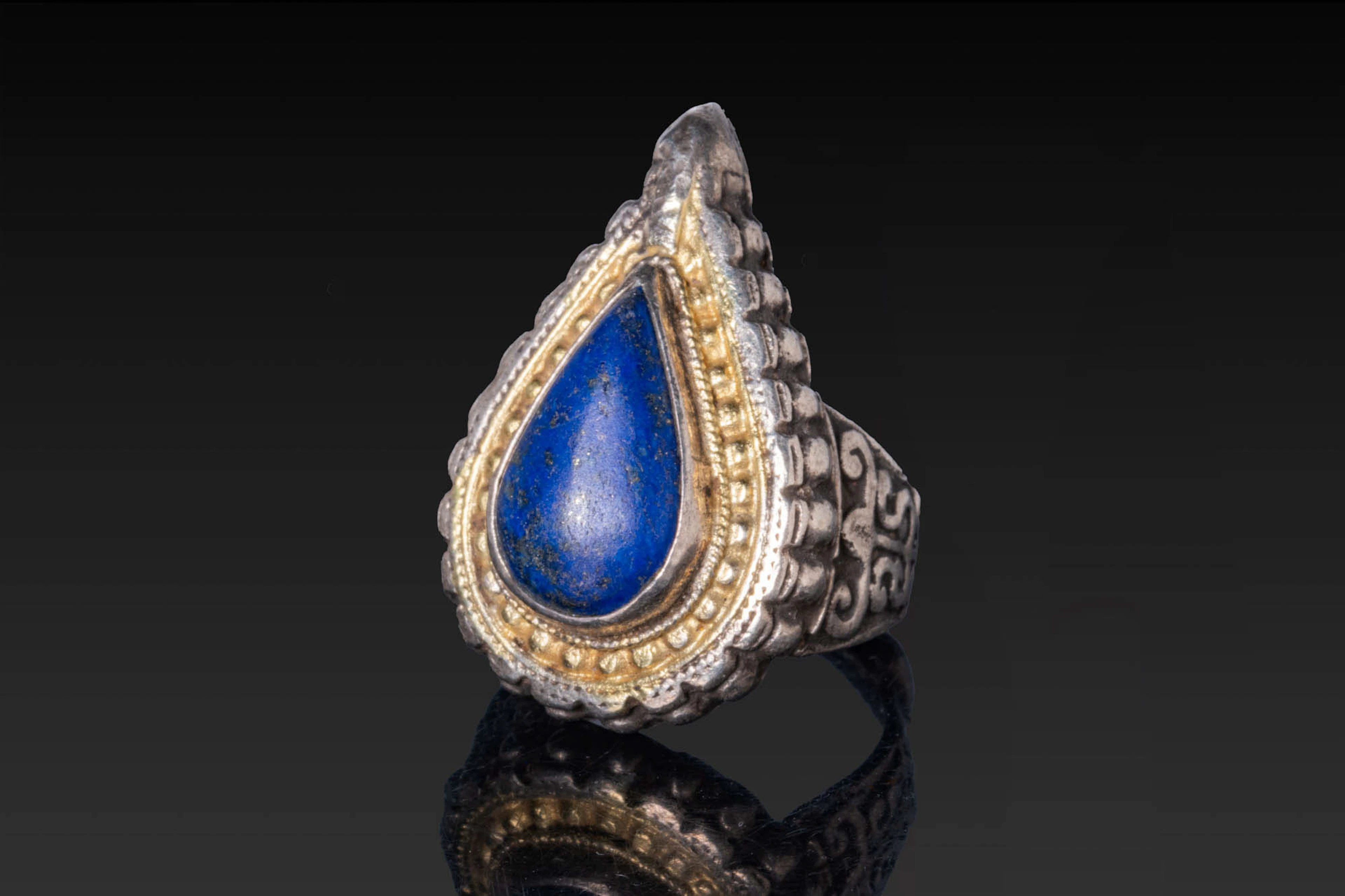 OTTOMAN SILVER-GILT RING WITH DROP-SHAPED LAPIS LAZULI CABOCHON
