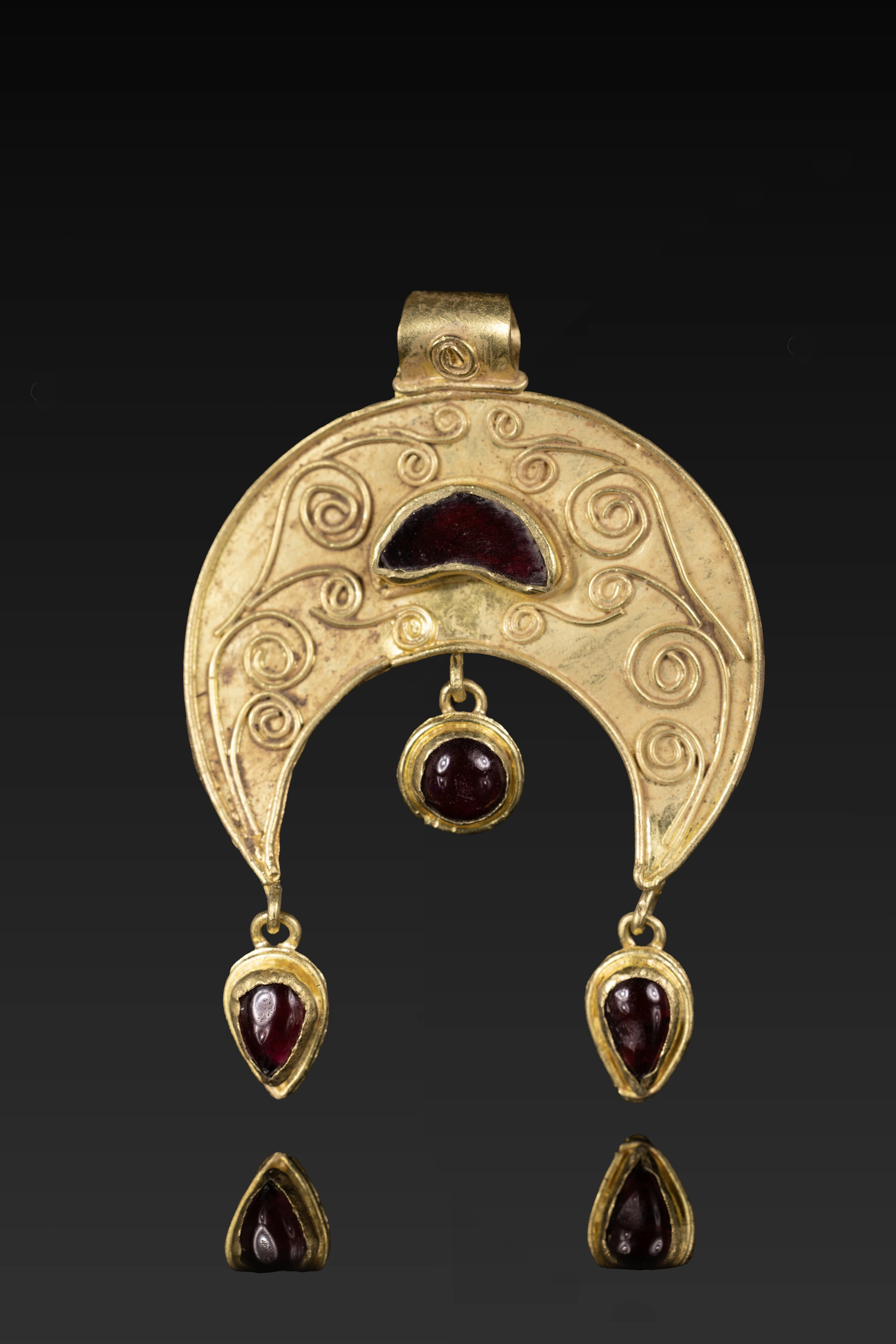 HELLENISTIC OR LATER GOLD LUNAR PENDANT WITH GARNETS