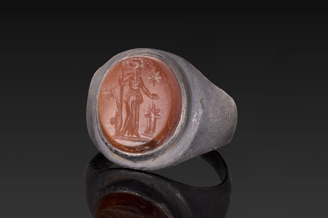 ROMAN CARNELIAN INTAGLIO OF MINERVA IN SILVER RING