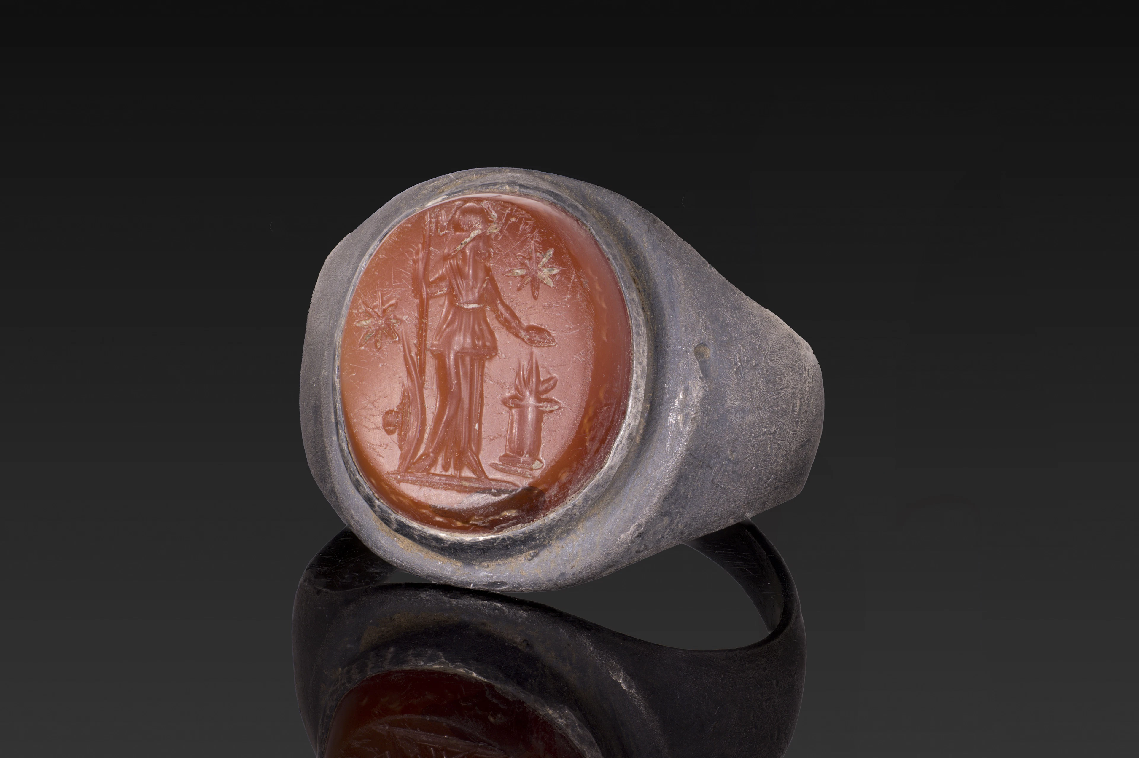 ROMAN CARNELIAN INTAGLIO OF MINERVA IN SILVER RING