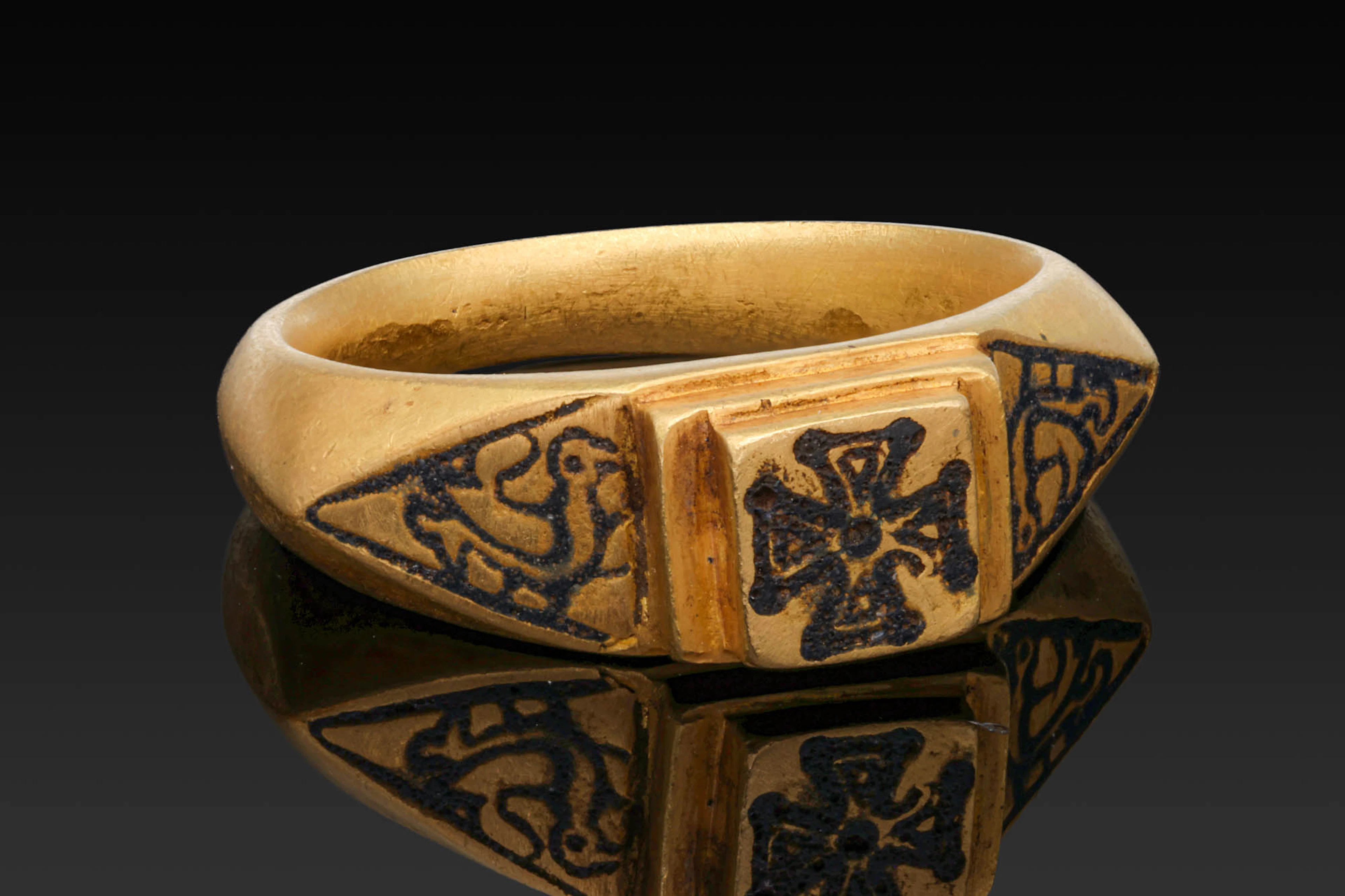 BYZANTINE NIELLO GOLD RING WITH CROSS AND DOVES