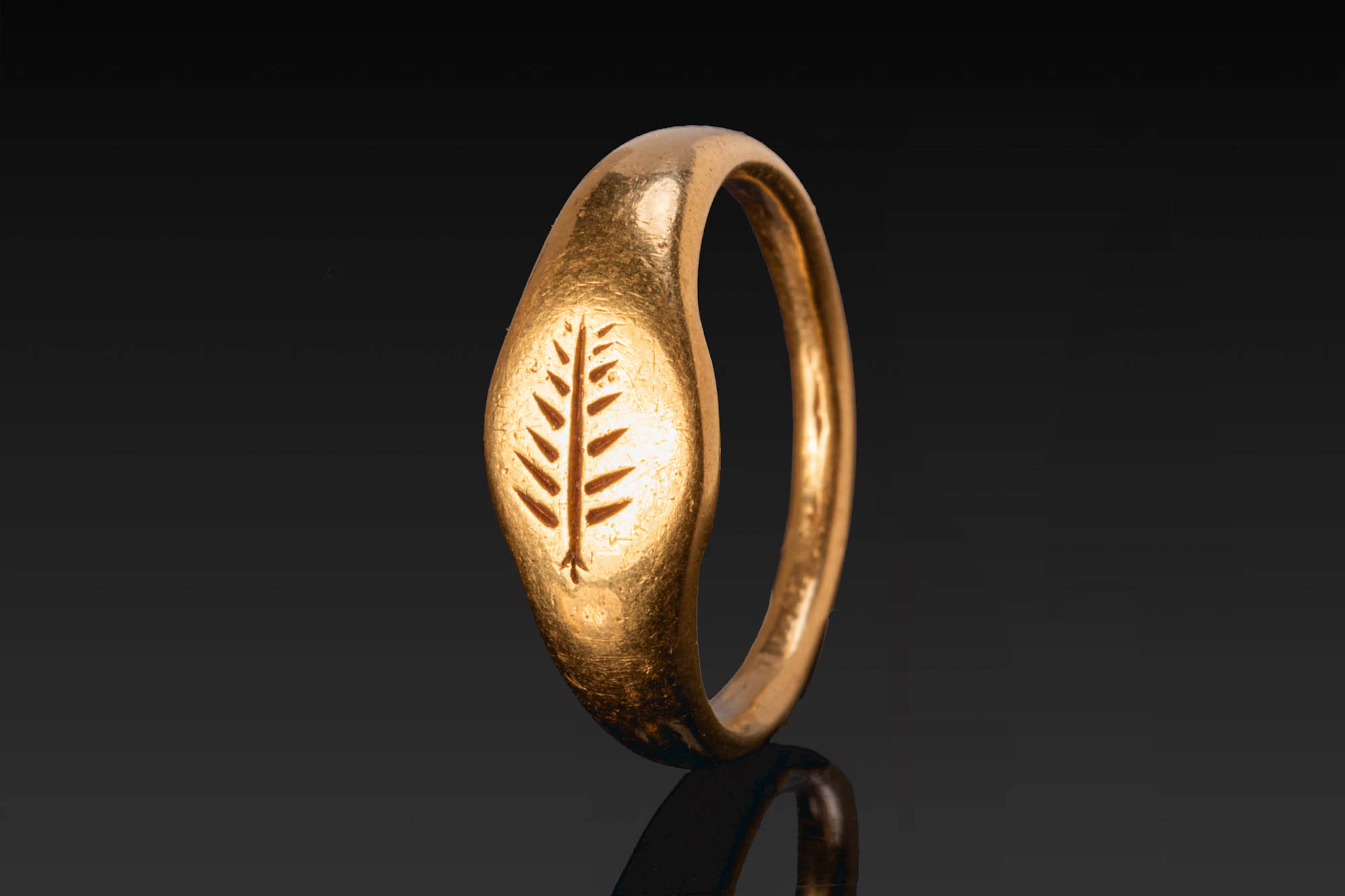 ROMAN GOLD RING WITH PALM BRANCH