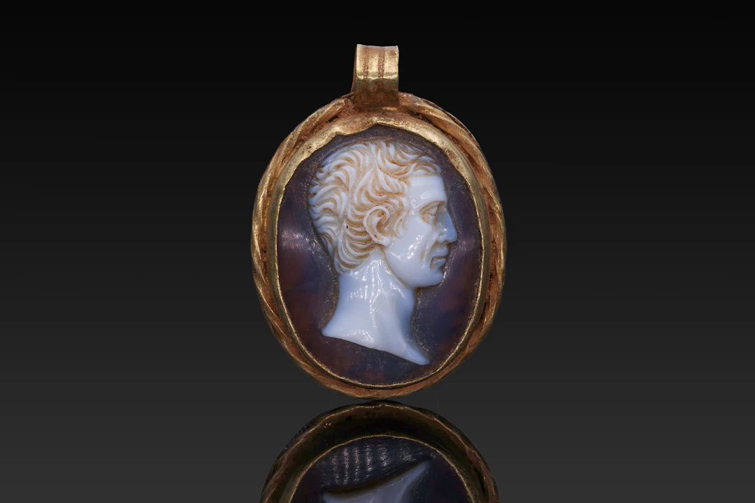 ROMAN AGATE CAMEO OF JULIUS CAESAR IN GOLD PENDANT