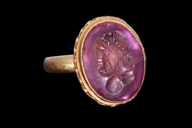 ROMAN AMETHYST INTAGLIO OF HERCULES IN GOLD RING
