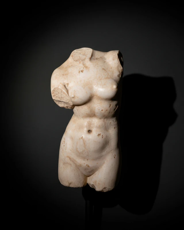 ROMAN MARBLE TORSO OF VENUS AT THE BATH