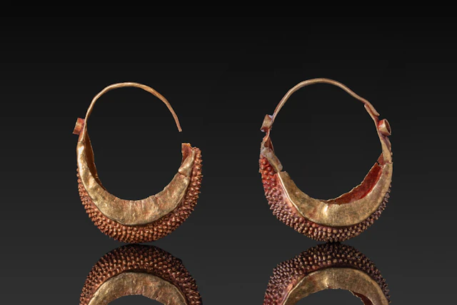 HELLENISTIC MATCHED PAIR OF HIGH KARAT GOLD BOAT-SHAPED EARRINGS