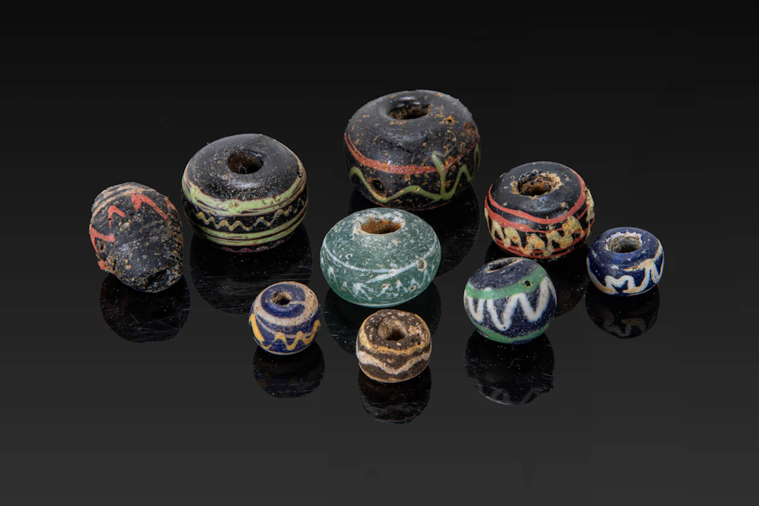 COLLECTION OF GRAECO-ROMAN GLASS BEADS WITH ZIG-ZAG MOTIFS