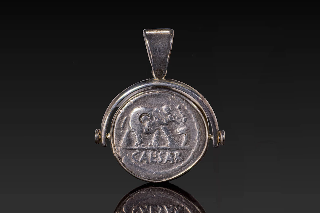 ROMAN SILVER DENARIUS OF JULIUS CAESAR IN SILVER PENDANT