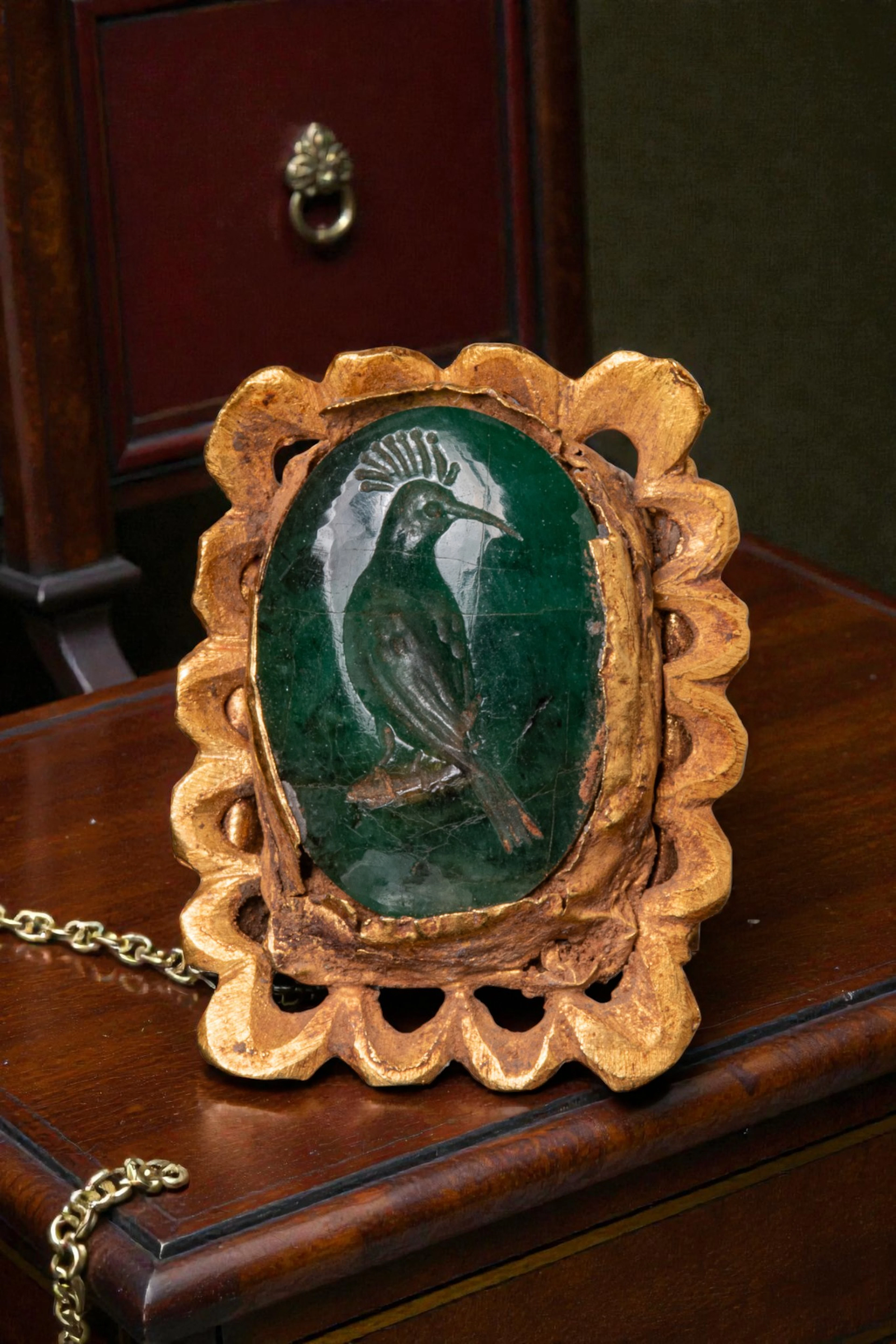 ROMAN HIGH KARAT GOLD OPENWORK BEZEL SET WITH EMERALD INTAGLIO OF PARROT