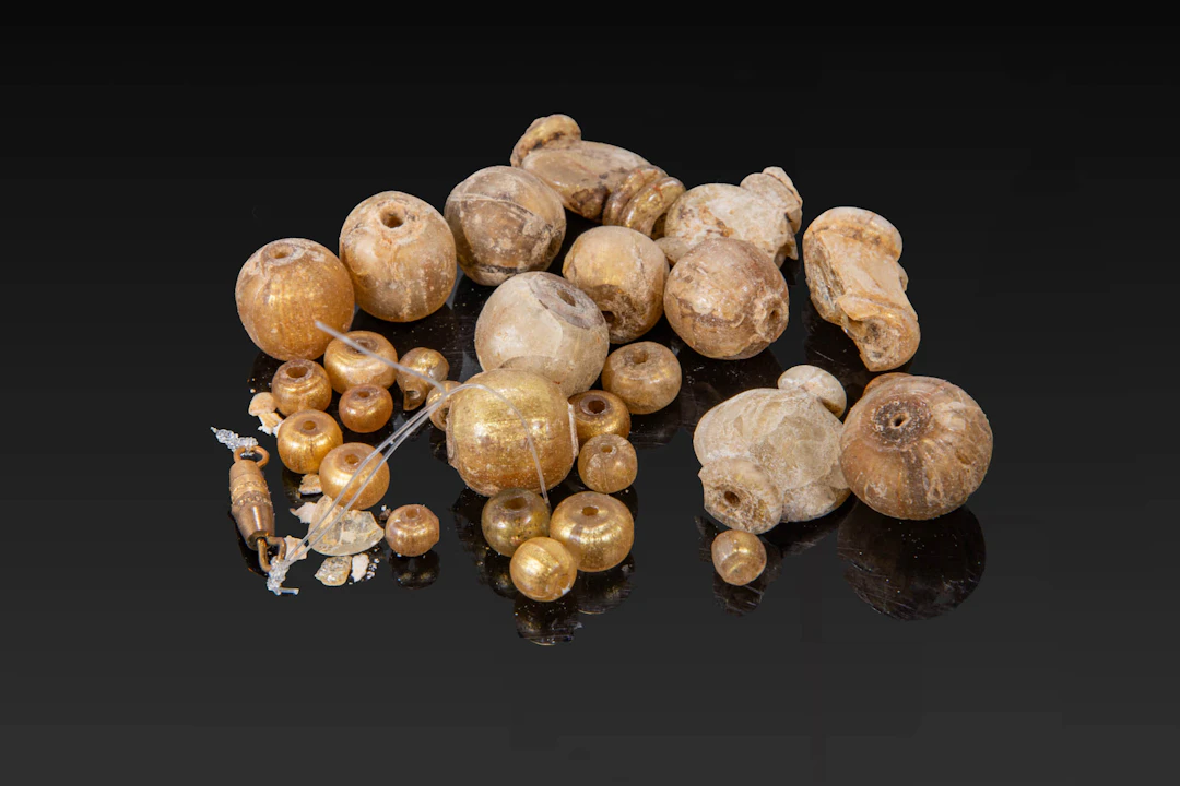 LARGE COLLECTION OF ROMAN GOLD LEAF GLASS BEADS