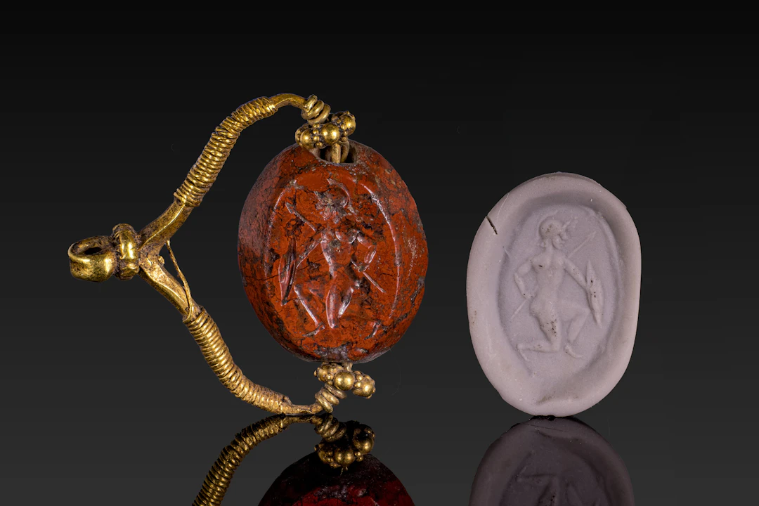 PHOENICIAN JASPER SCARABOID WITH HOPLITE IN GOLD PENDANT