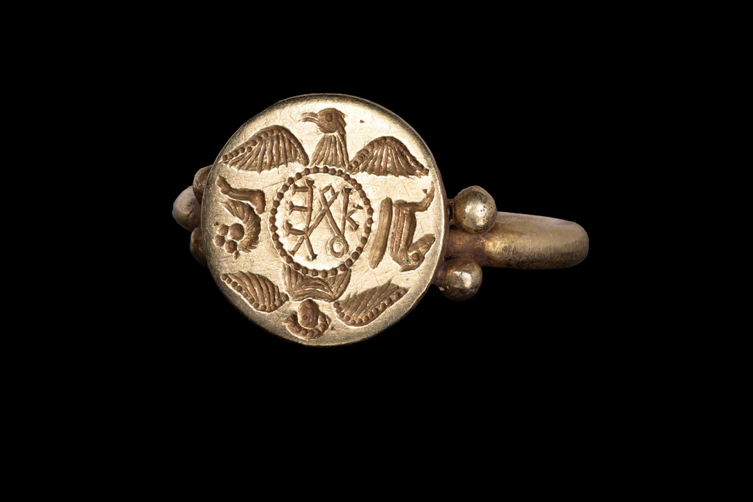 RARE BYZANTINE GOLD RING WITH THE TETRAMORPH OF THE FOUR EVANGELISTS
