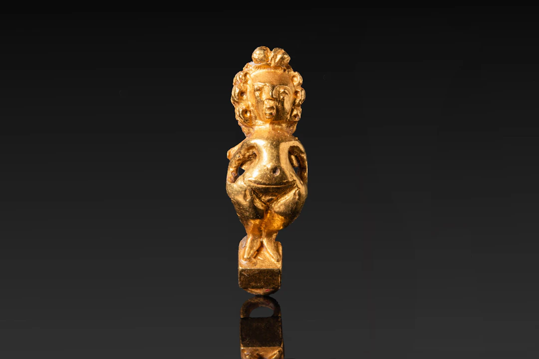 GREEK GOLD EARRING WITH EROS