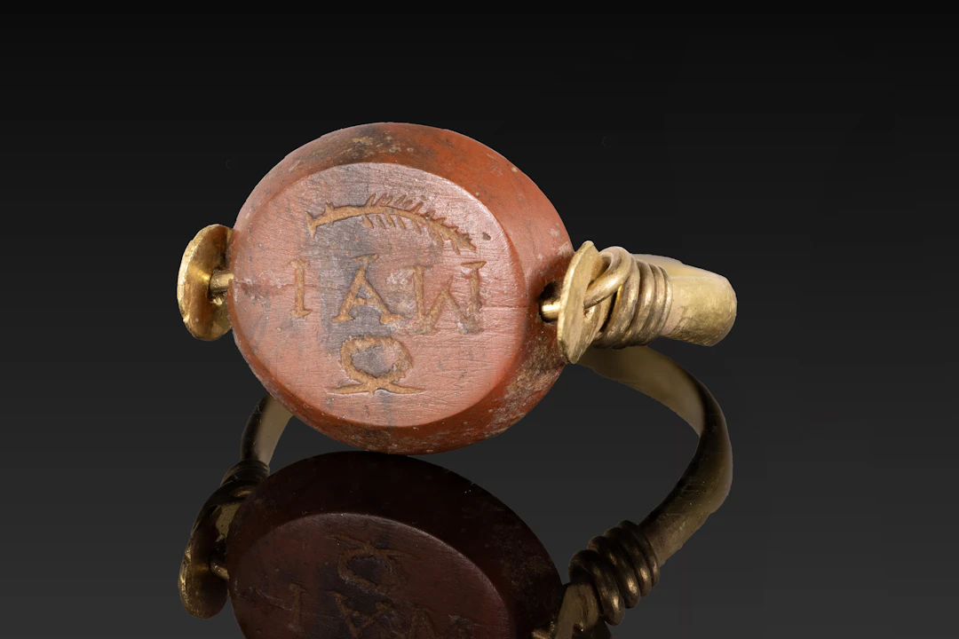 GREEK RED JASPER INTAGLIO WITH 'IAW' INSCRIPTION IN GOLD RING