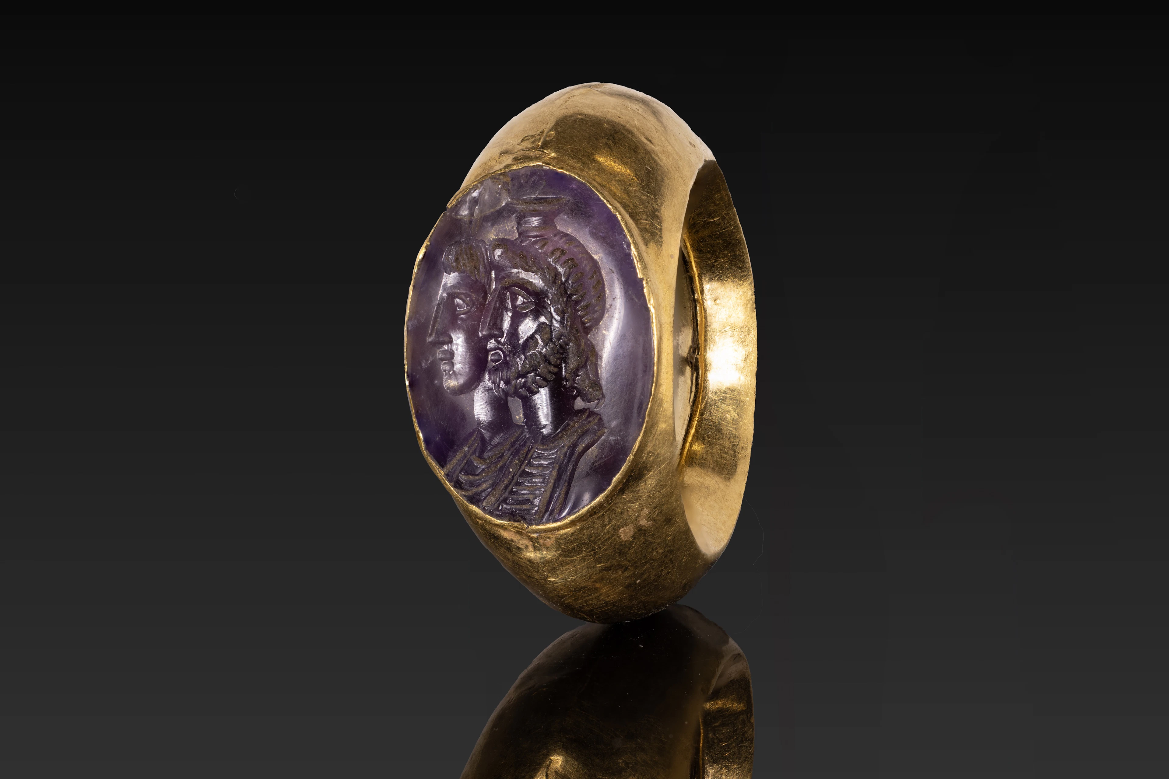 STUNNING ROMAN AMETHYST INTAGLIO OF A CAPITA IUGATA WITH SERAPIS IN GOLD RING