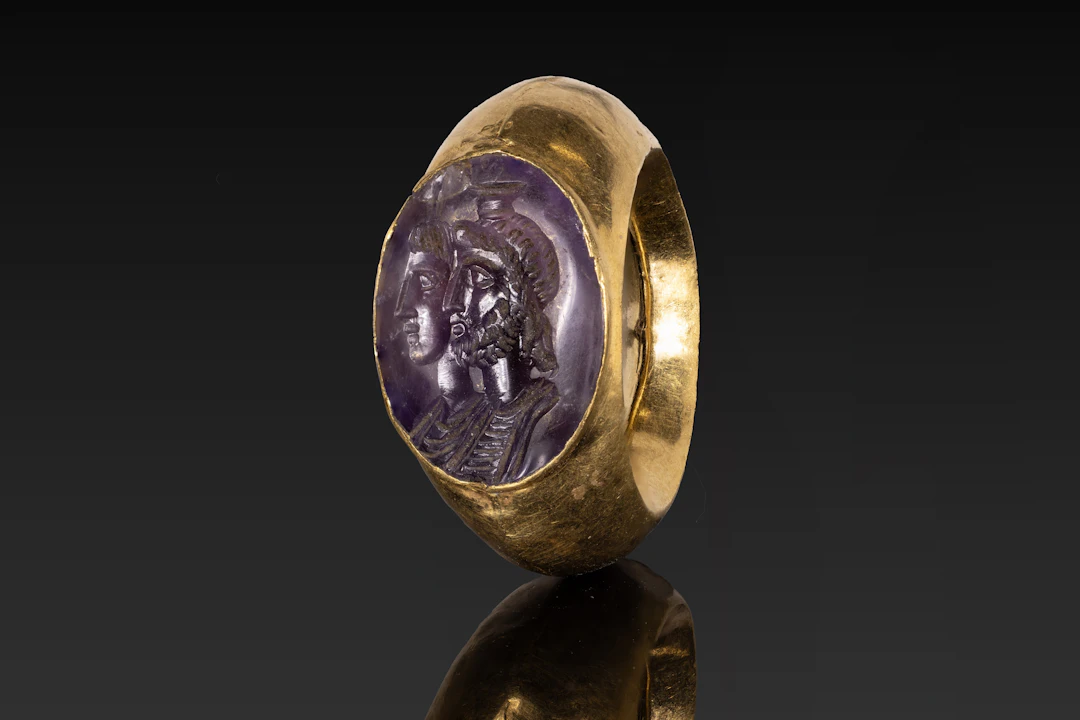 STUNNING ROMAN AMETHYST INTAGLIO OF A CAPITA IUGATA WITH SERAPIS IN GOLD RING