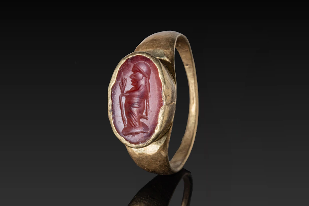 SASANIAN HIGH KARAT GOLD RING WITH CARNELIAN INTAGLIO OF A GODDESS