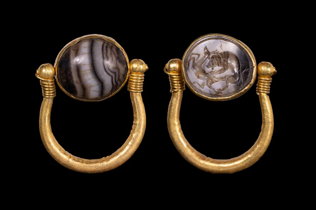 GREEK GOLD SWIVEL RING WITH AGATE SCARAB ENGRAVED WITH A LION HUNTING A DEER