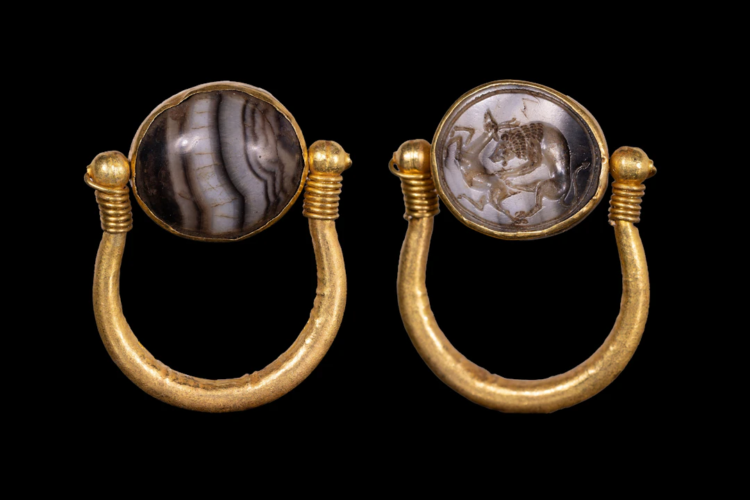 GREEK GOLD SWIVEL RING WITH AGATE SCARAB ENGRAVED WITH A LION HUNTING A DEER