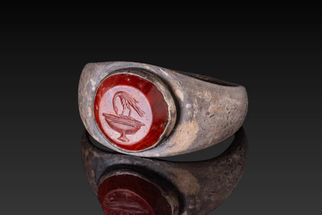 ROMAN RED JASPER INTAGLIO DEPICTING A BIRD ON A LABRUM IN SILVER RING