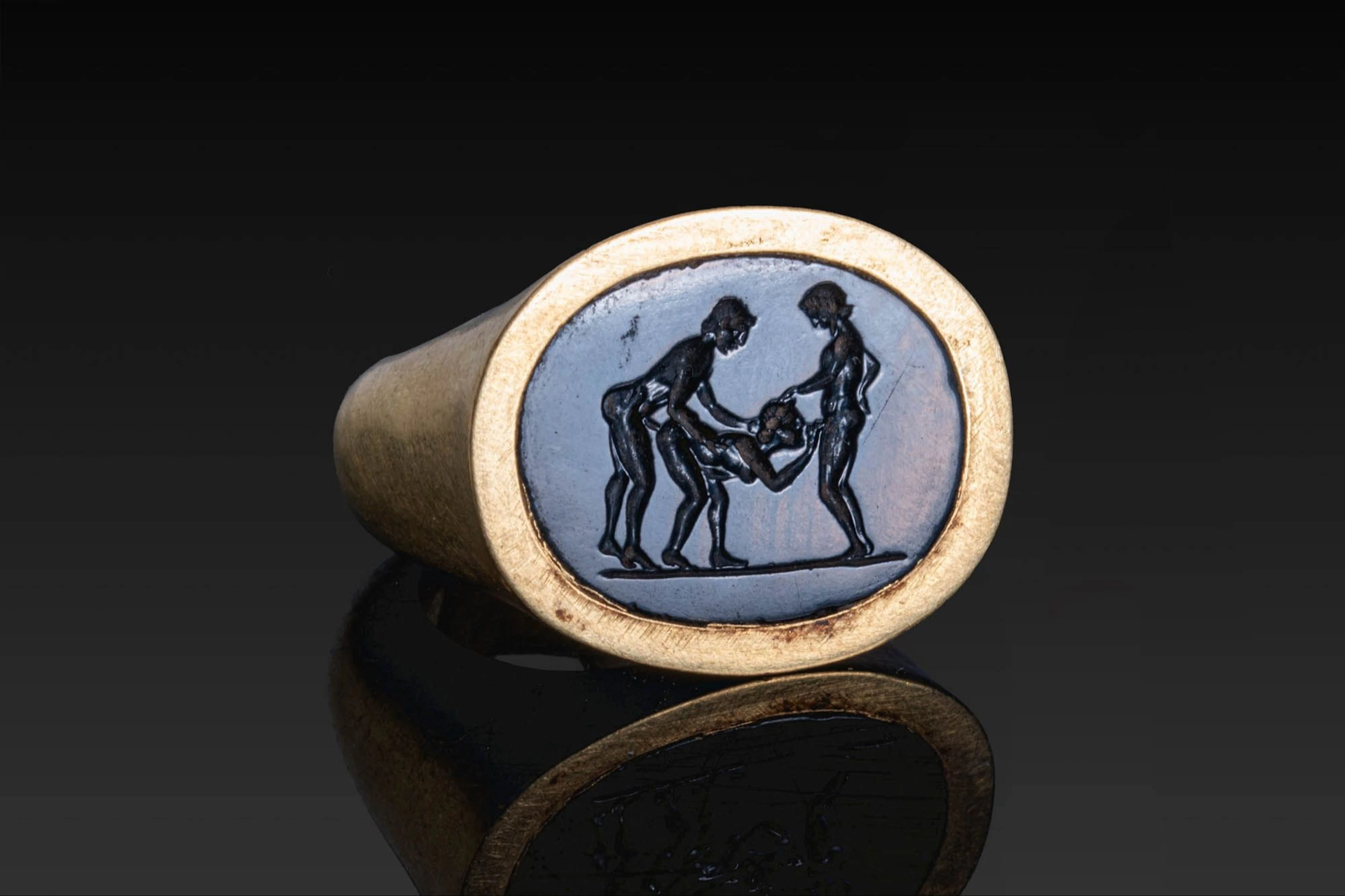 VERY RARE ROMAN GOLD RING WITH BLACK STONE INTAGLIO OF AN EROTIC SCENE