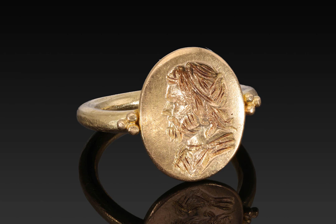 HELLENISTIC GOLD RING WITH PHILOSOPHER