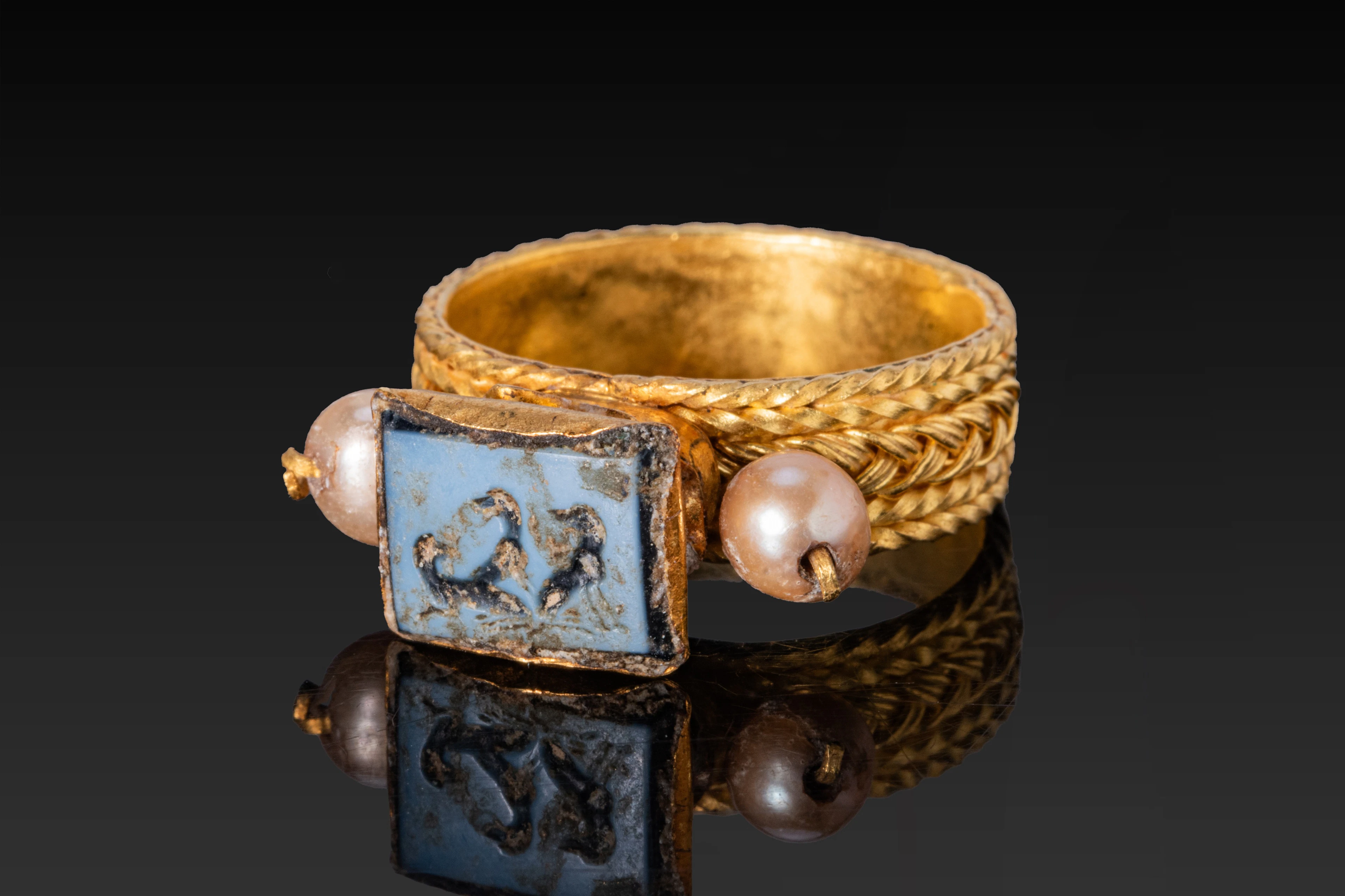 LATE ROMAN OR BYZANTINE GOLD RING WITH AGATE INTAGLIO OF A GROUP OF