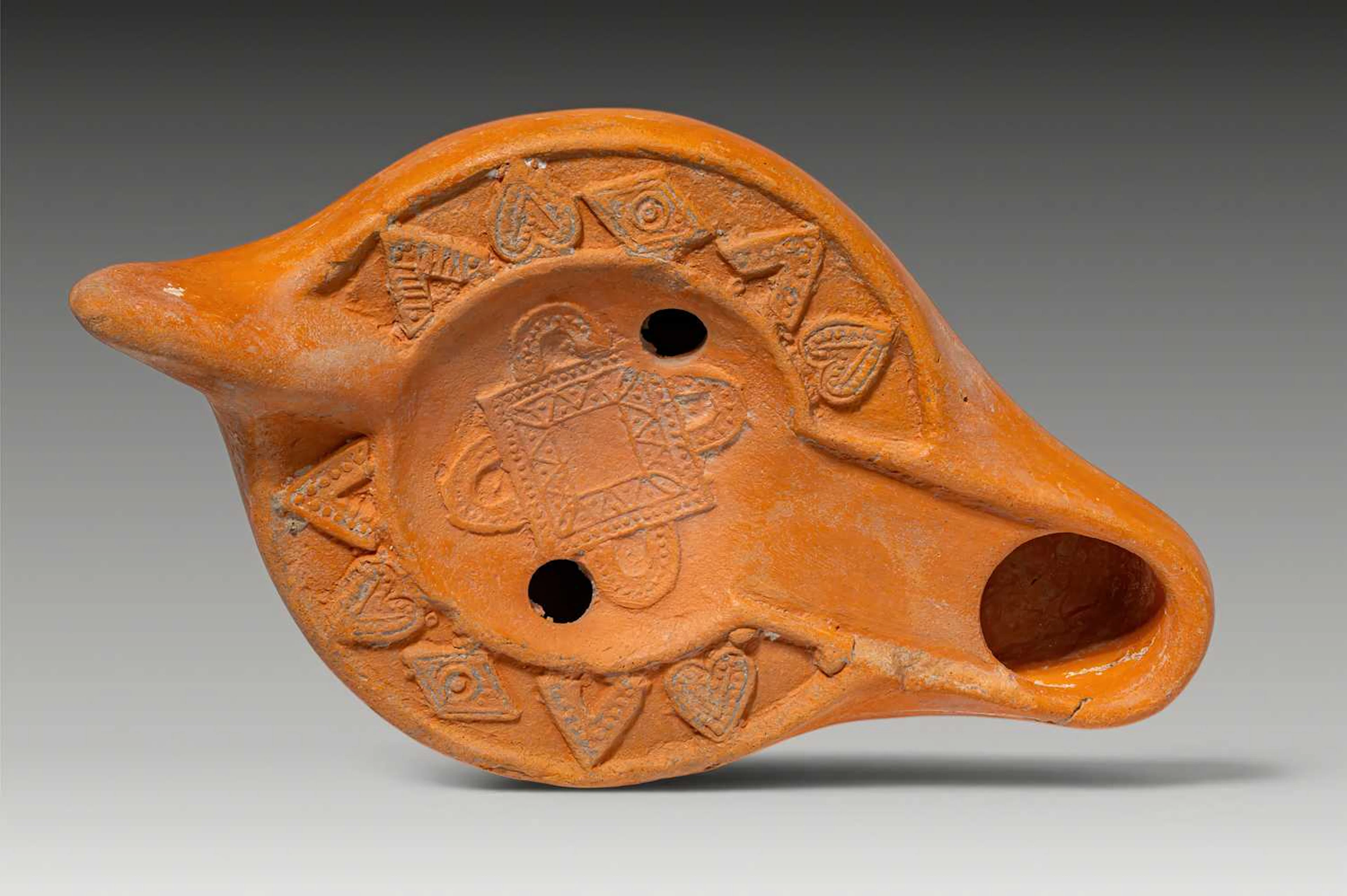 LATE ROMAN TERRACOTTA OIL LAMP WITH GEOMETRIC MOTIF