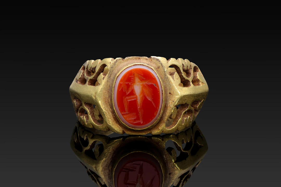 RARE OPENWORK GOLD RING WITH AGATE INTAGLIO OF EROS
